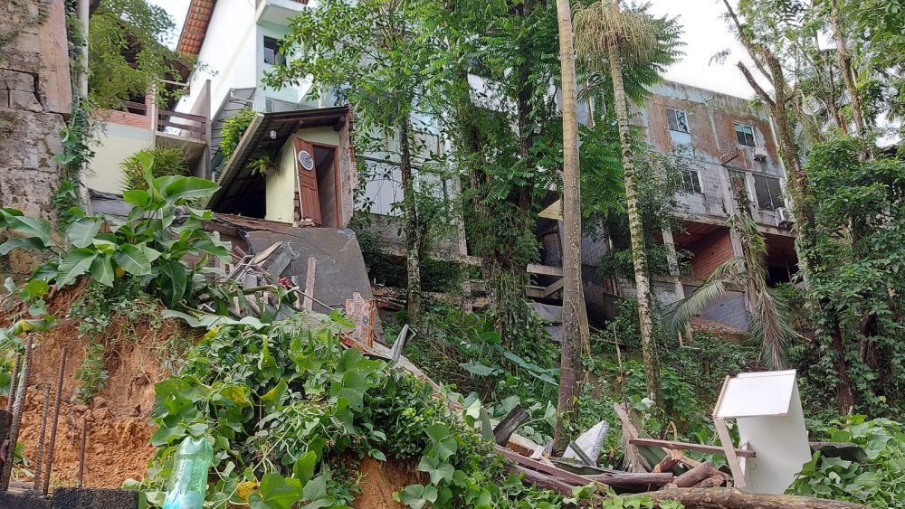 Foto e vídeo: Parte de casa desaba em Blumenau