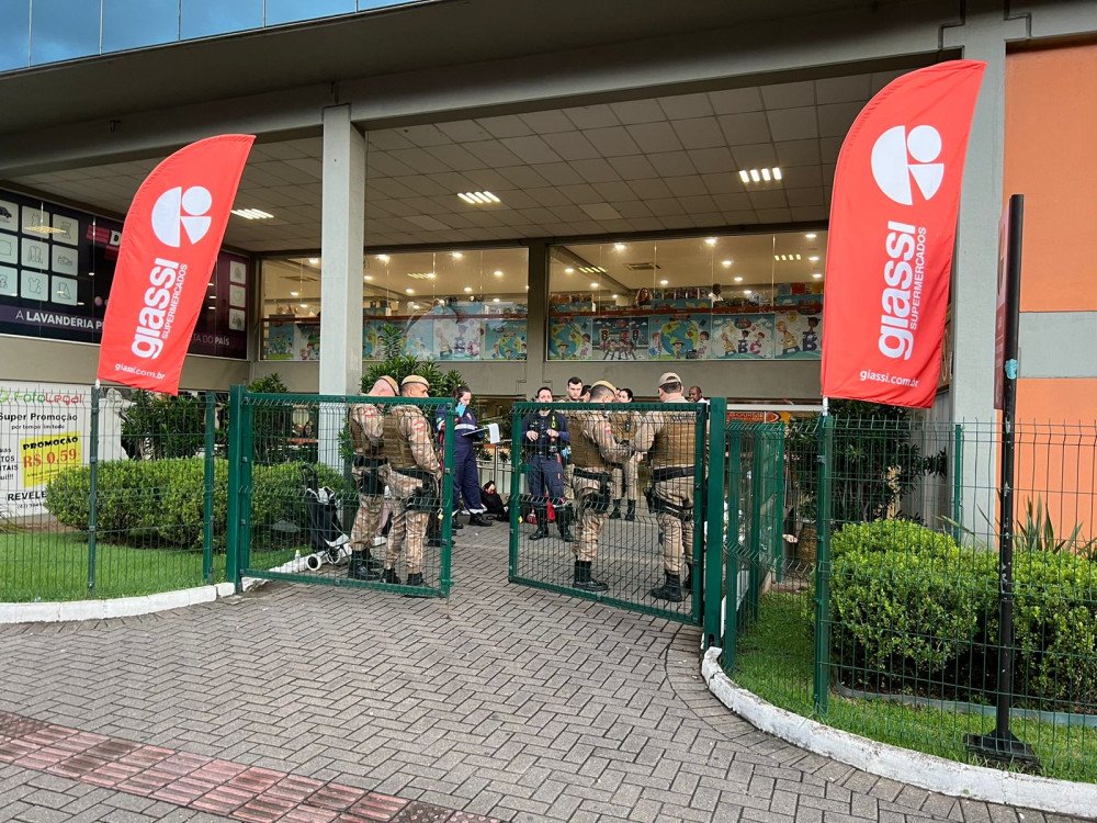 URGENTE: Homem é morto a facadas em supermercado de Blumenau