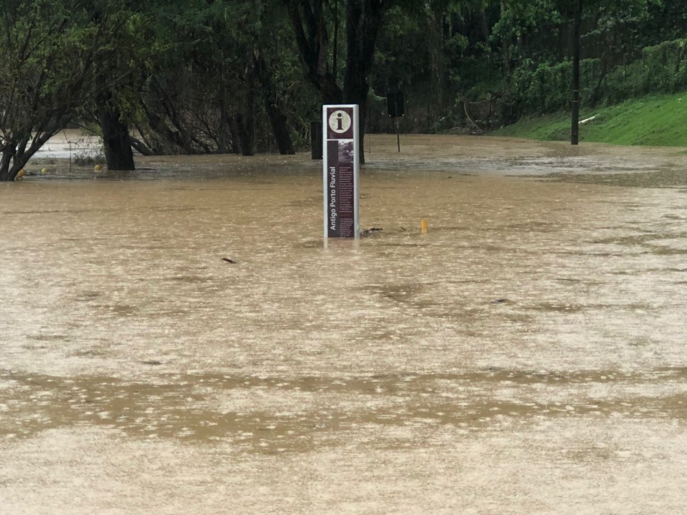 Rio Itajaí-Açu deve atingir o pico em Blumenau à meia-noite, chegando a 9,60 metros