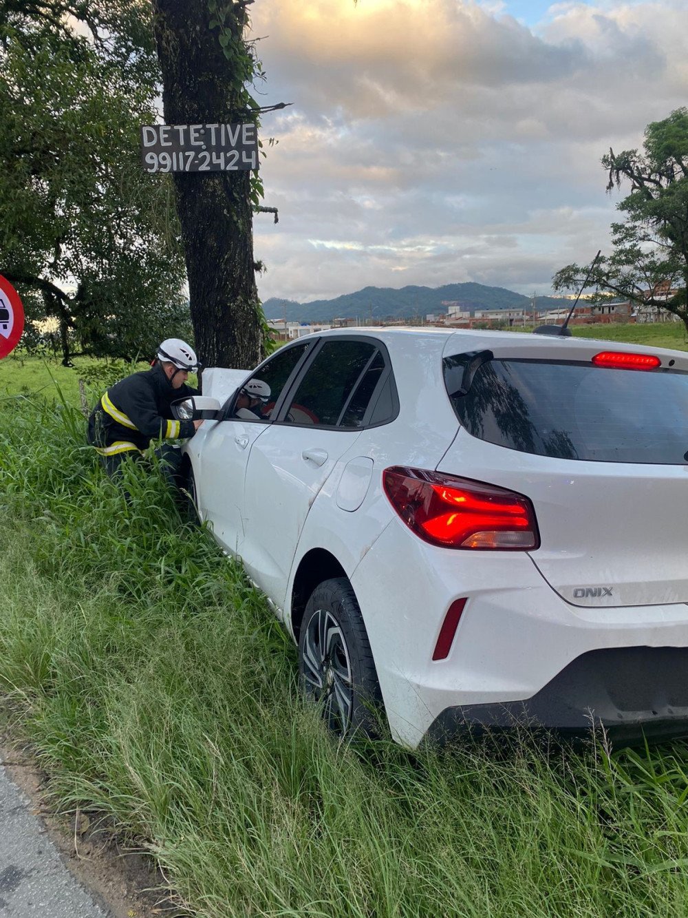 Homem bate com carro contra árvore em Ilhota