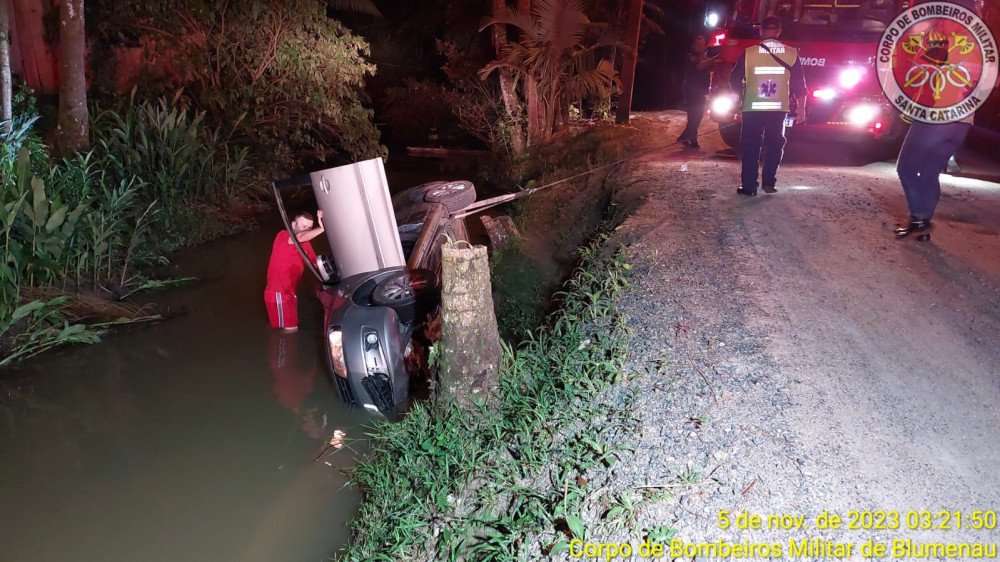Carro capota dentro de ribeirão, fica submerso na água e uma pessoa morre em Blumenau