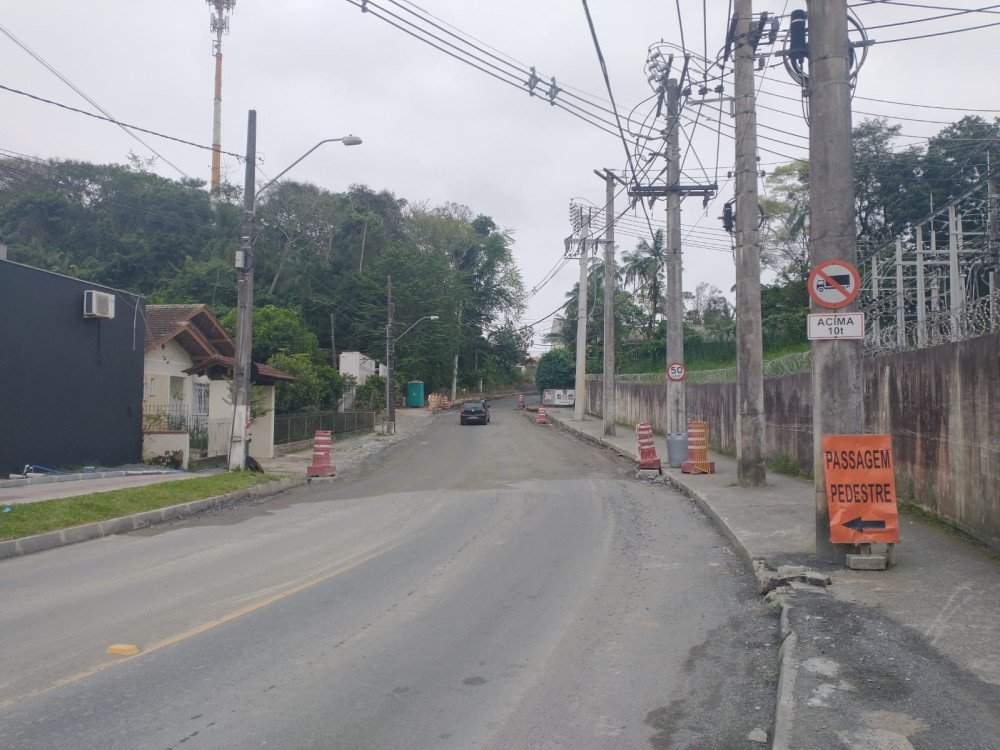 Rua Divinópolis, em Blumenau, terá trânsito alterado nesta semana por conta de obra de pavimentação; veja