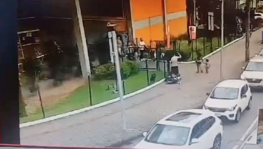 Exclusivo: Vídeo de câmera de monitoramento mostra que homem esfaqueou vendedor de paçoca pelas costas em Blumenau