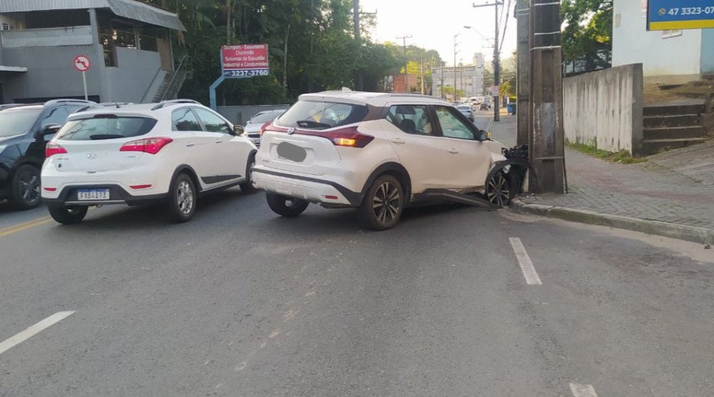 Carro bate contra poste da Rua Bahia, em Blumenau