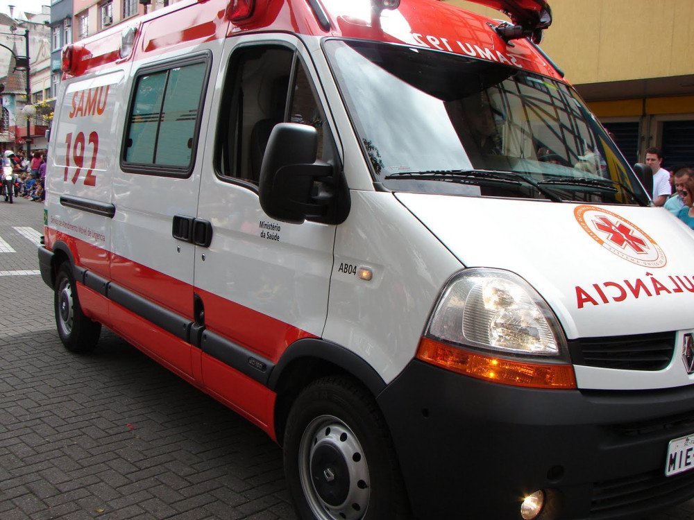 Jovem é atropelada por carro na faixa de pedestres em Blumenau