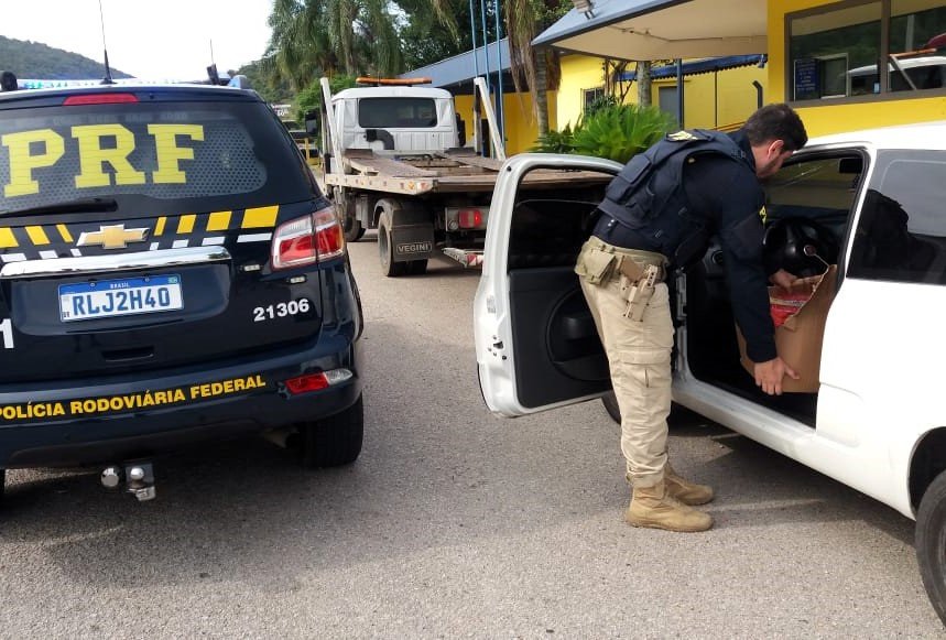 Carro se envolve em acidente na BR-101, dono foge a pé e polícia encontra mais de 100kg de drogas no veículo