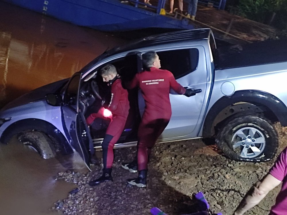 Homem tenta fugir e joga carro com mais de 700kg de drogas no rio Uruguai no Oeste de SC