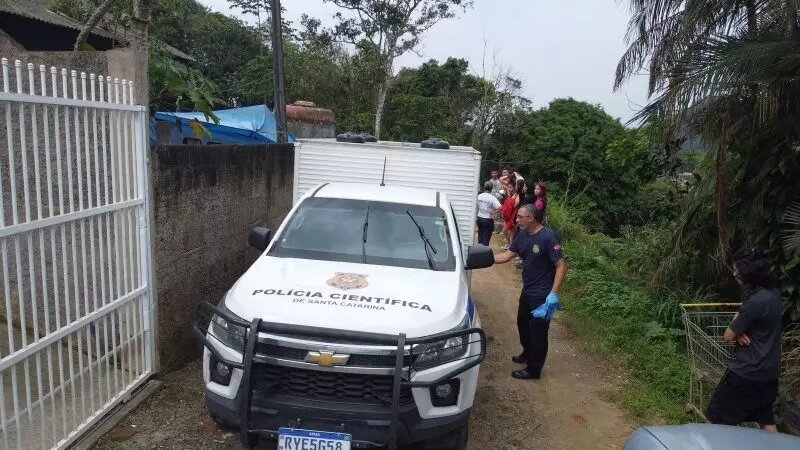 Suspeito de matar adolescente de forma brutal em SC se entrega em Joinville e é preso