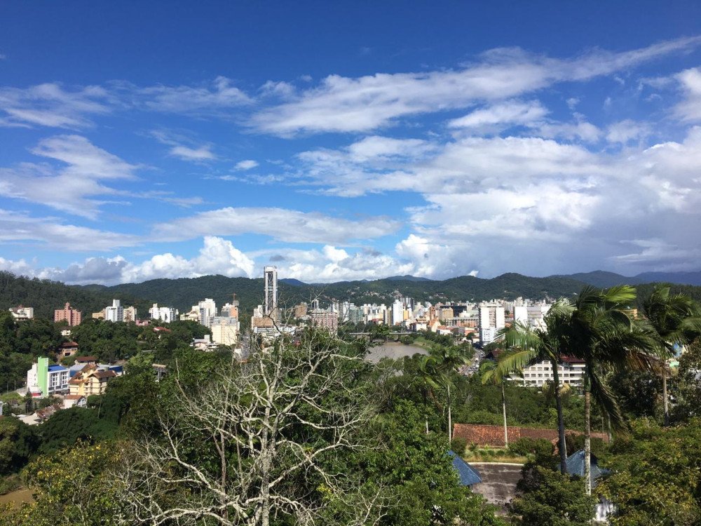 Regata e bermuda: Fim de semana deve ser abafado com temperatura acima dos 30ºC em Blumenau