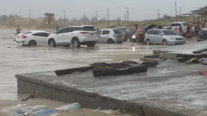Vídeos: Tsunami meteorológico que arrastou carros na orla da praia em Laguna é considerado raro pela Defesa Civil