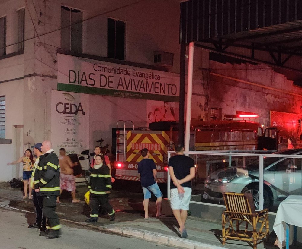 Incêndio em galpão que mobilizou bombeiros em Gaspar nesta noite pode ter sido criminoso