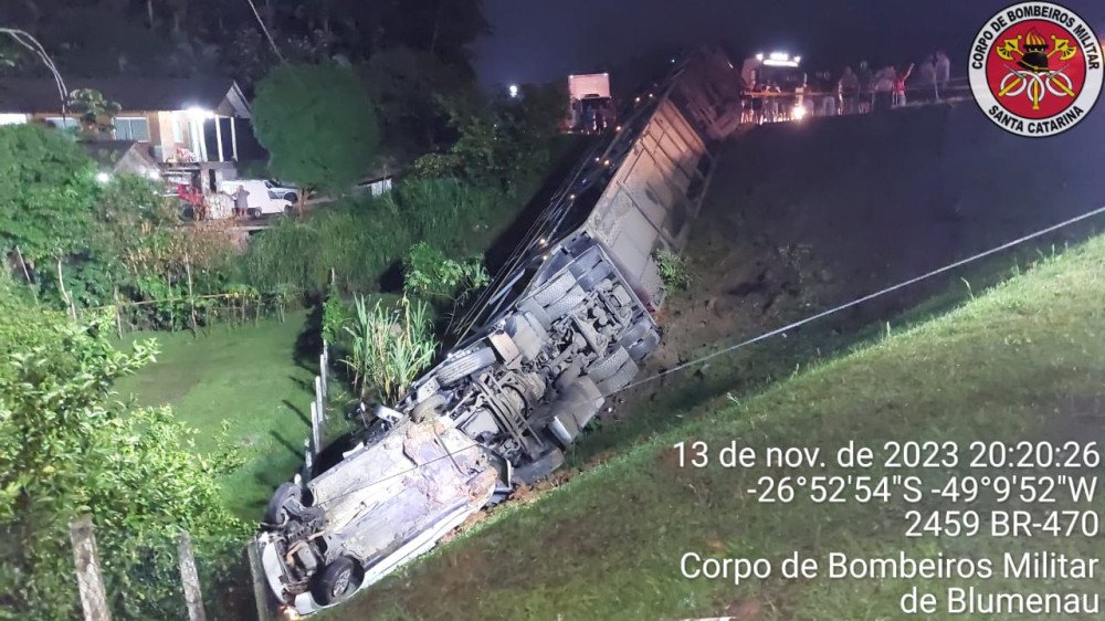 Grave acidente envolvendo três carros e dois caminhões deixa uma pessoa morta em Blumenau