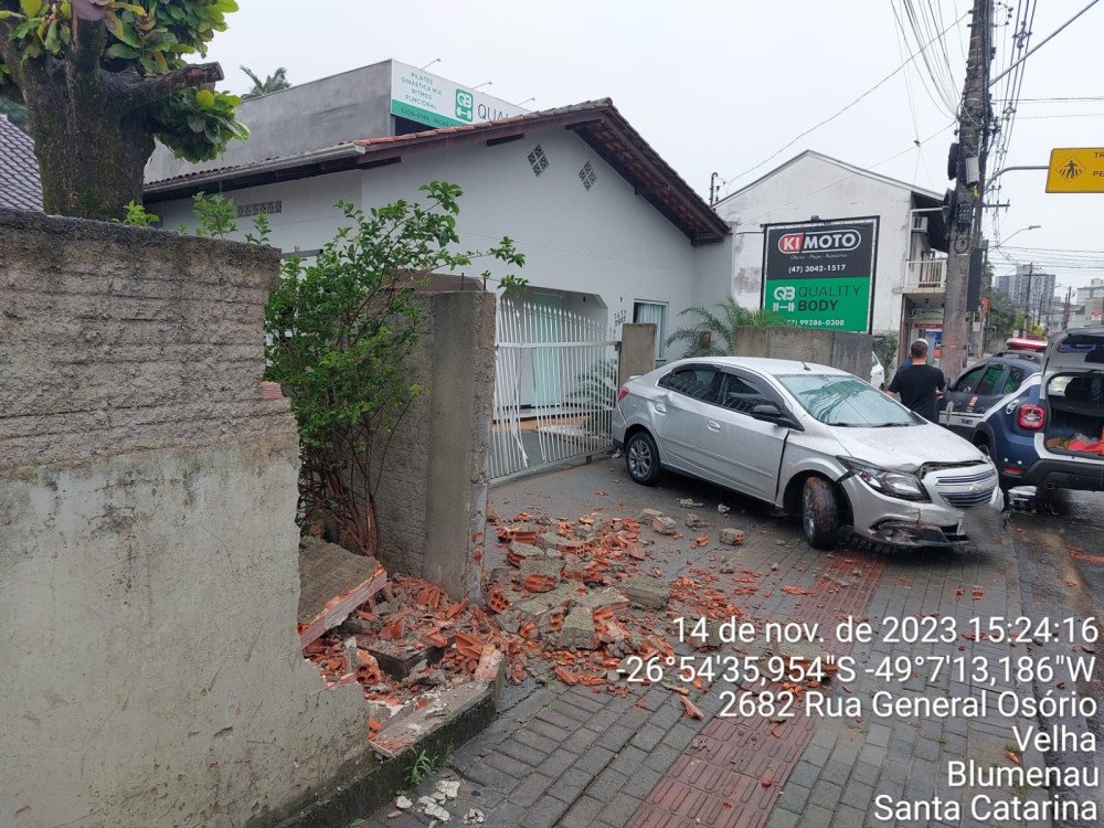 Batida com caminhão, atropelamento e colisão contra muro: entenda ocorrência registrada no bairro Velha, em Blumenau