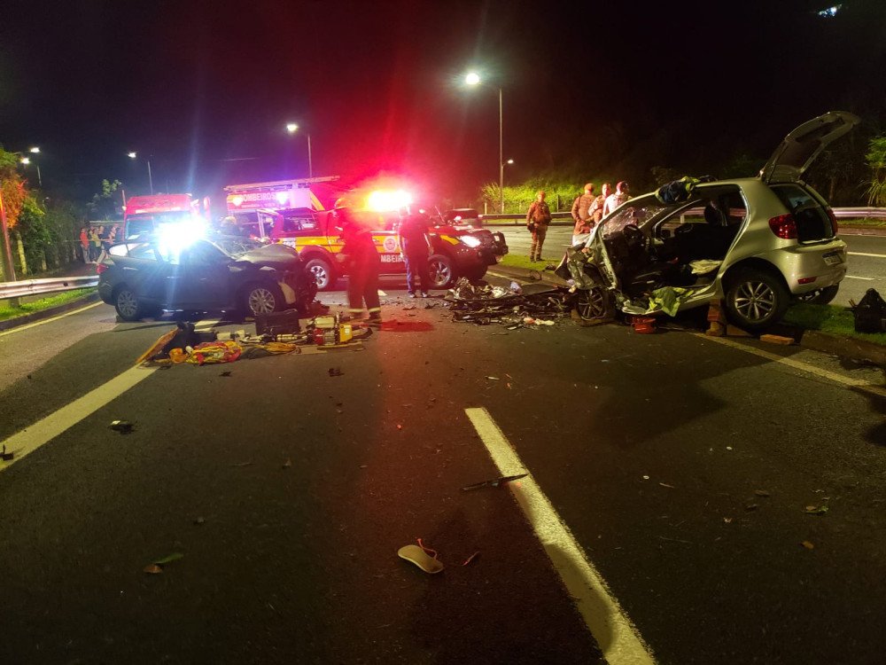 Dois carros batem de frente na Rua Humberto de Campos, em Blumenau