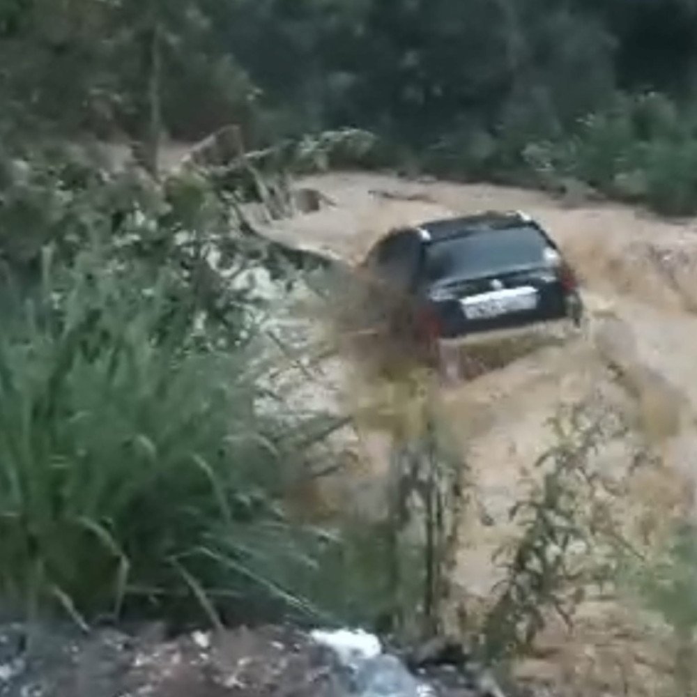 Chuva causa prejuízos e carros são arrastados pela correnteza em Vidal Ramos nesta quinta-feira