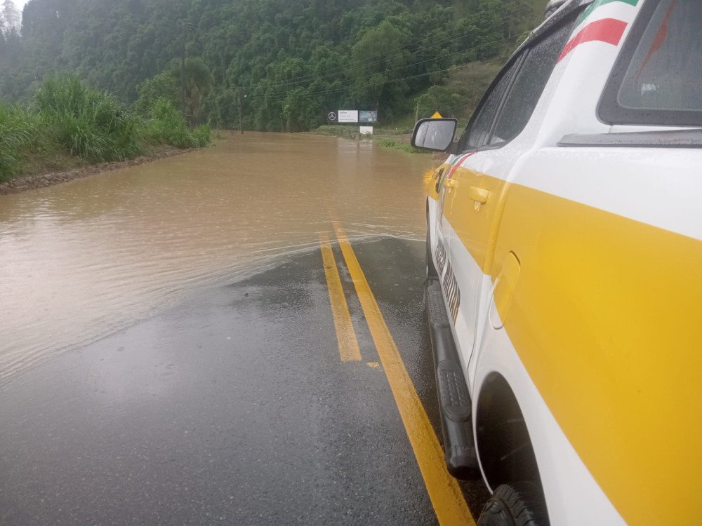 Rio volta a subir em Rio do Sul e cidade registra bloqueios nesta quinta-feira