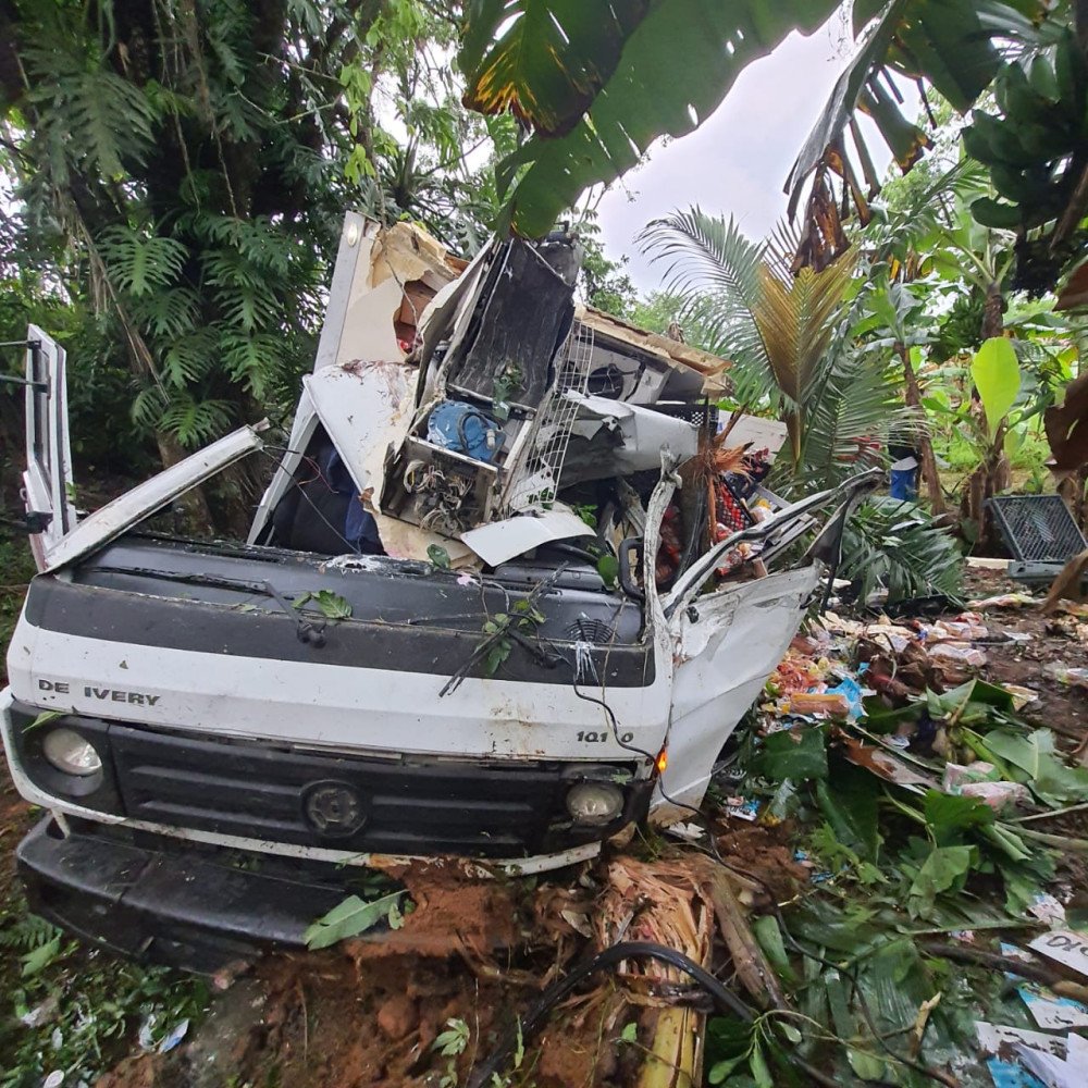 Caminhoneiro fica preso às ferragens após acidente na manhã desta quinta-feira em Rodeio