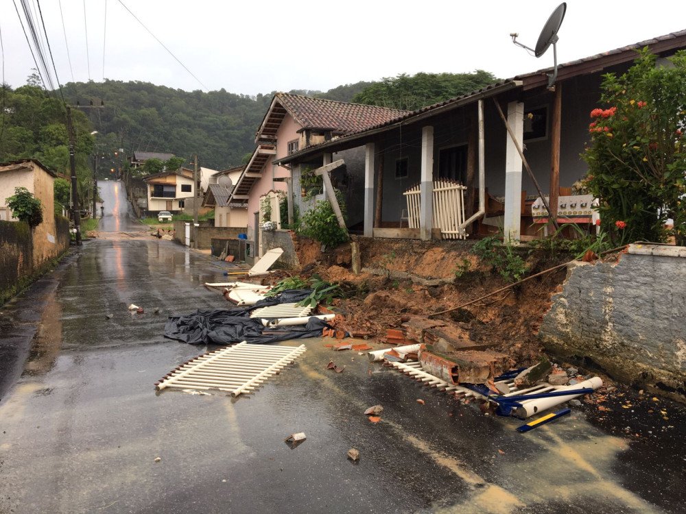 Brusque registra ocorrências e rio Itajaí-Mirim pode chegar a 7,80m ainda nesta quinta