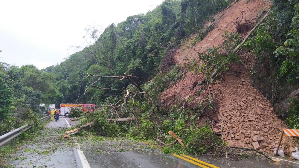 Vídeo flagra deslizamento de terra que bloqueou trecho da BR-470 em Ibirama; veja