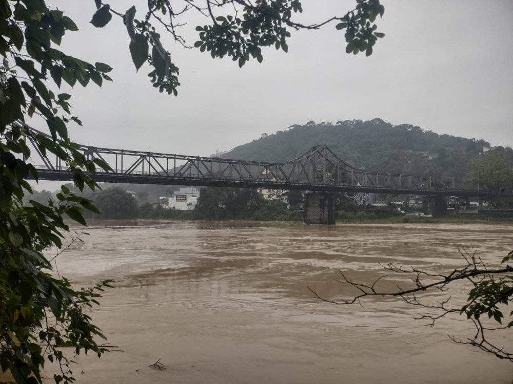 Blumenau amanhece com enchente e condições de chuva; confira a previsão do tempo completa