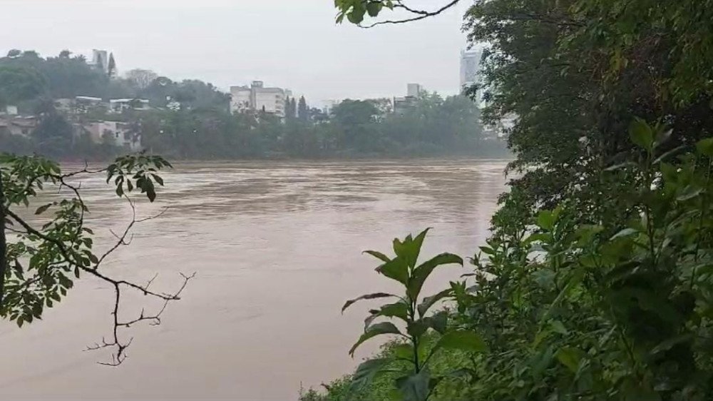 Blumenau enfrenta a 6ª enchente em menos de dois meses; Defesa Civil fala sobre projeção e riscos