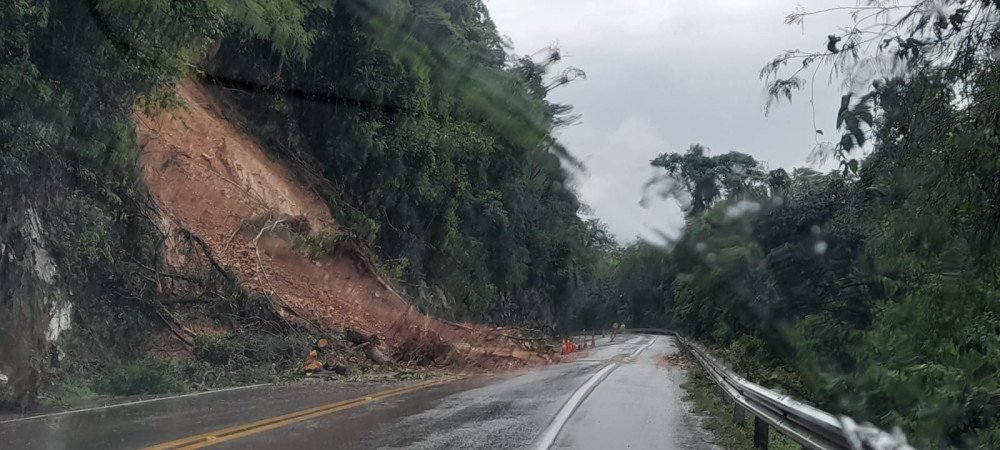 Alagamento e queda de barreiras deixam trechos da BR-470 interditados nesta sexta-feira