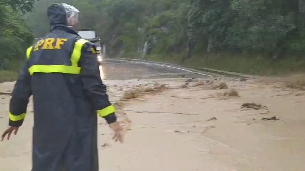 Rodovias continuam com trechos interditados nesta sexta-feira; confira quais regiões