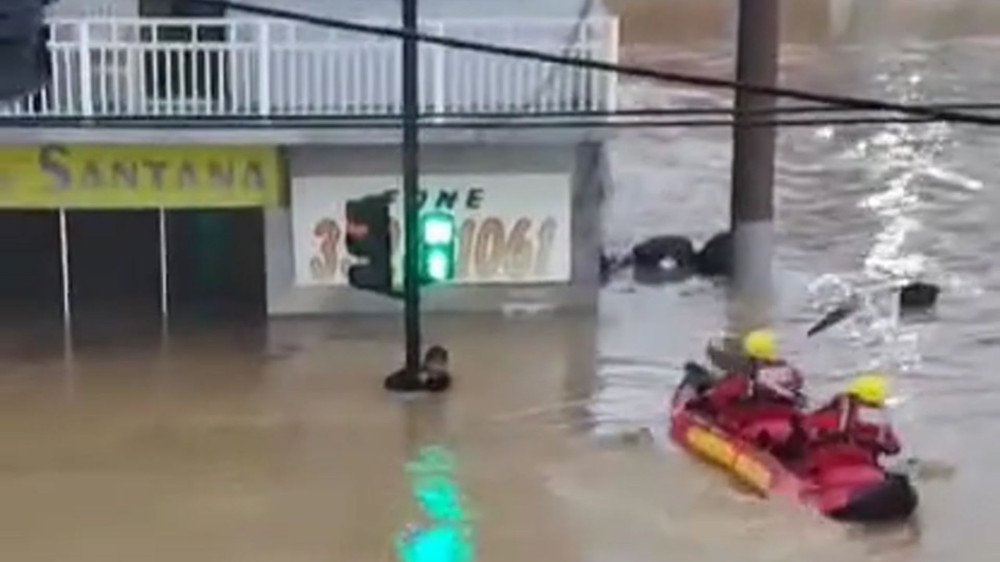 Vídeo: Homem é resgatado segurando-se em poste para não ser levado pela correnteza em Rio do Sul
