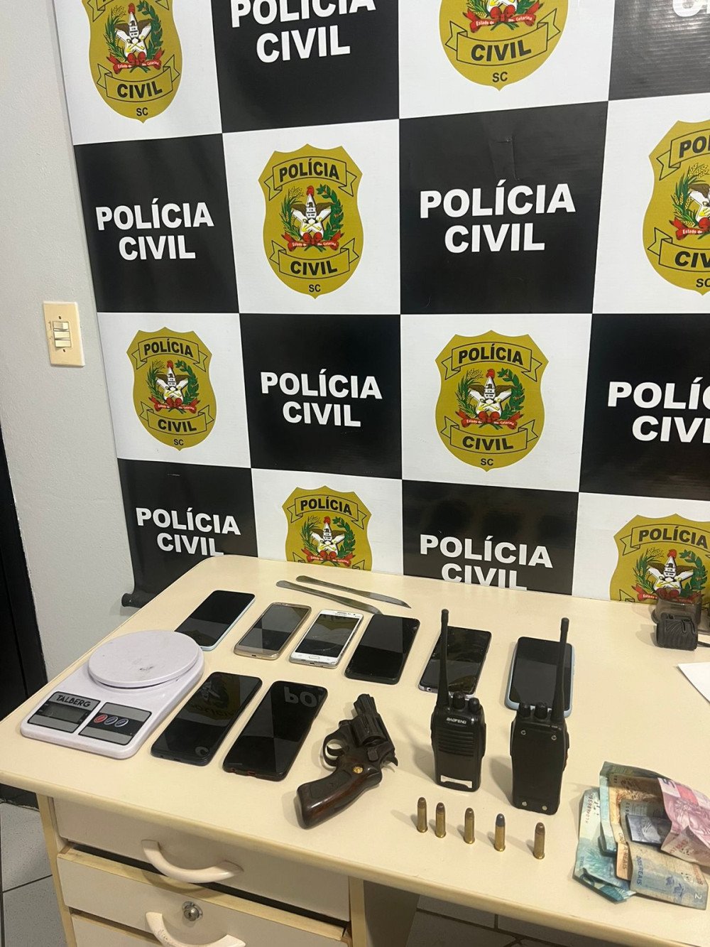 Polícia Civil prende 7 suspeitos por tráfico de drogas e organização criminosa em Indaial