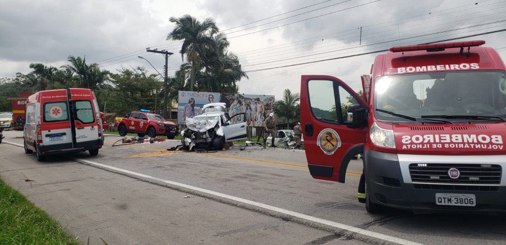 Vídeo: Mulher morre após colisão frontal entre dois carros em Ilhota