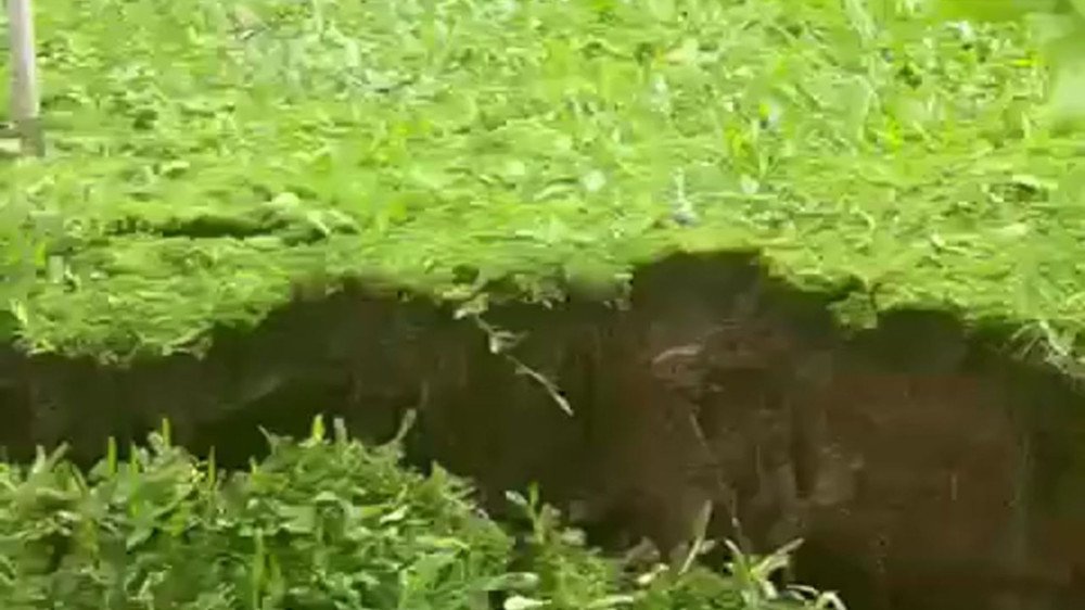 Vídeo: Bairro de Gramado, no RS, precisa ser evacuado após chuva causar rachadura de 150 metros