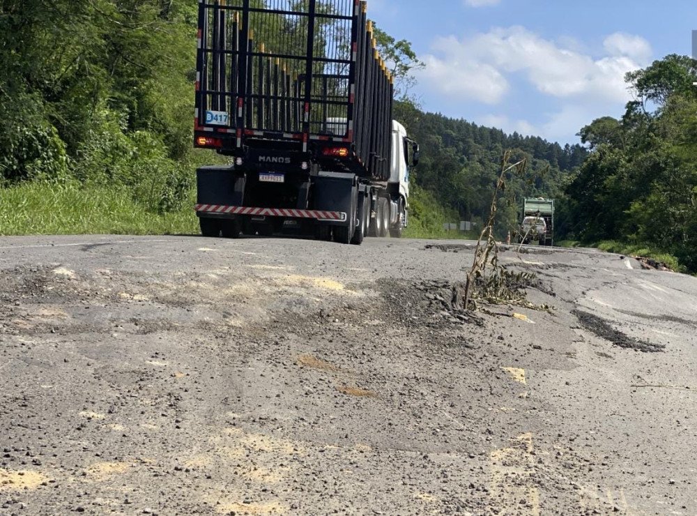 Trecho da BR-470 em Pouso Redondo é liberado para veículos, mas obras acontecem no local