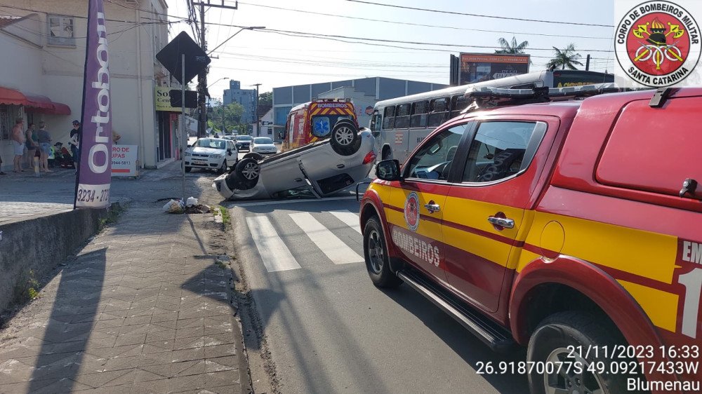 Vídeo: Câmera flagra batida e capotamento na Rua João Pessoa, em Blumenau; uma pessoa ficou ferida