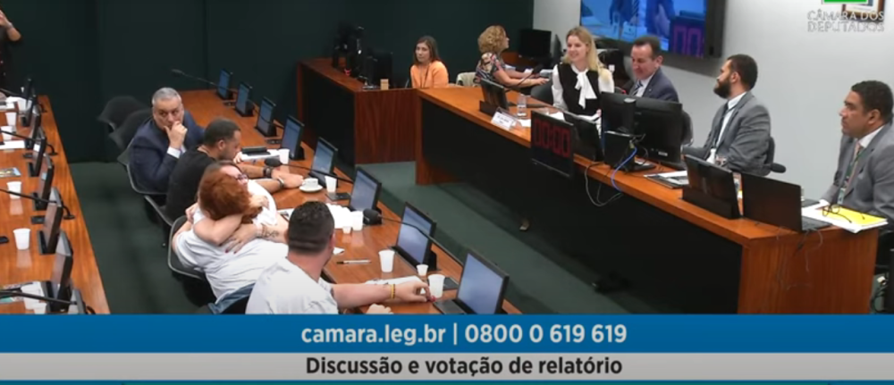 Deputados aprovam relatório sobre política de combate à violência nas escolas; pais de Blumenau estiveram presentes na sessão