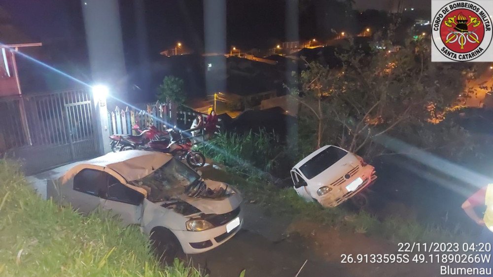 Carro bate em veículo estacionado, perde o controle e cai em ribanceira em Blumenau