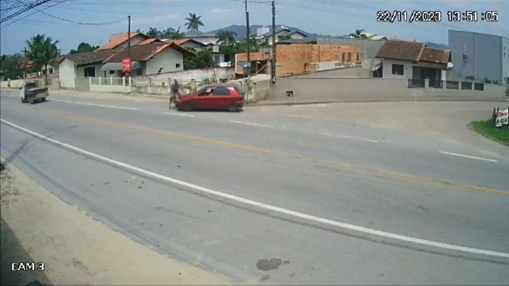 Vídeo: Carro atinge ciclista na Rodovia Jorge Lacerda, em Ilhota
