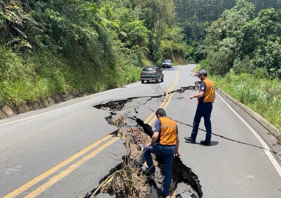 Geólogos de cidades vizinhas ajudam nos trabalhos de infraestrutura em Rio do Sul