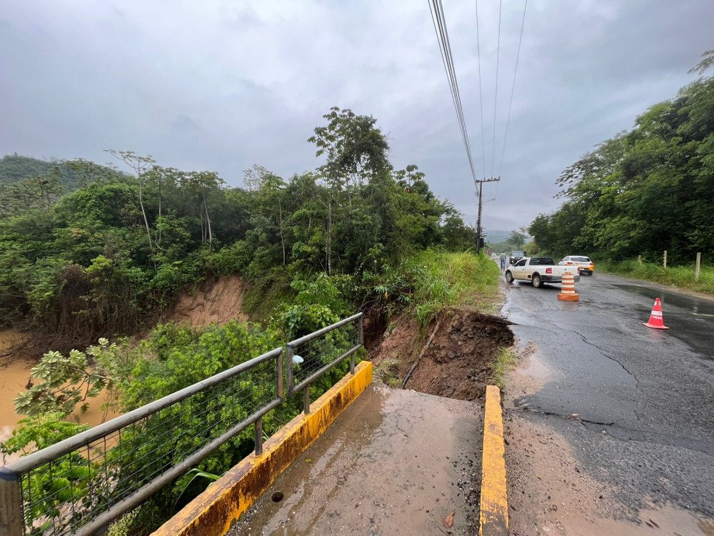 Rua Vidal Flávio Dias, em Gaspar, tem trânsito interditado após parte de cabeceira de ponte cair