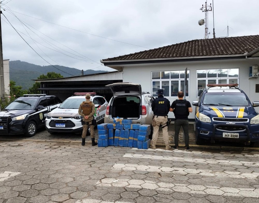 Mais de 300 kg de drogas são apreendidos pela polícia na SC-370