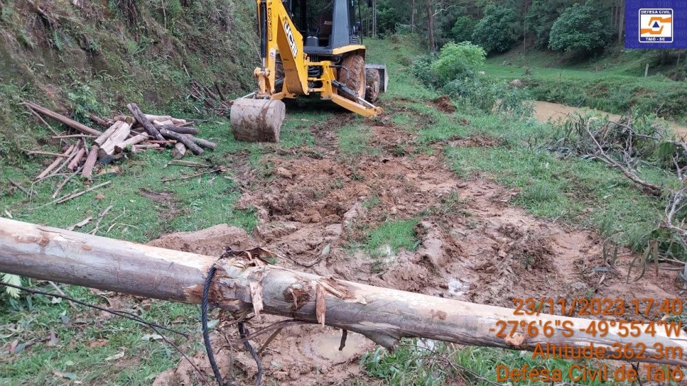 Árvore cai sobre homem durante construção de ponte em Taió