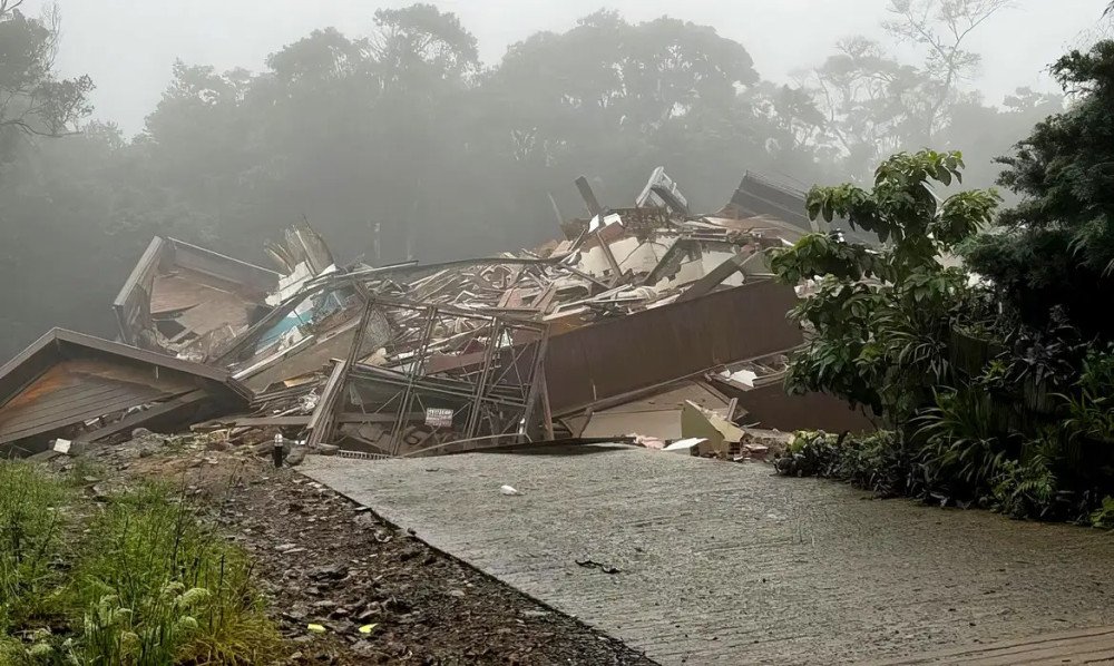 Após aparecimento de rachadura no solo, prédio em Gramado desaba