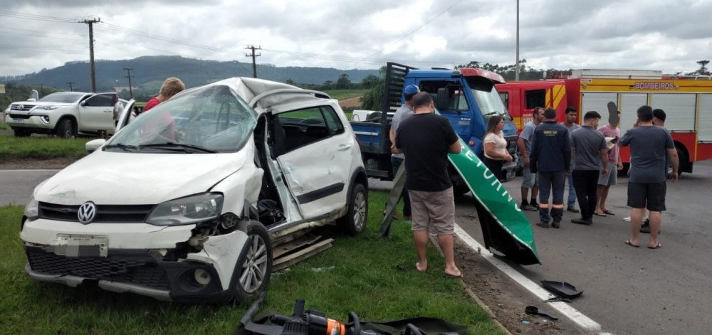Mulher fica presa às ferragens após batida entre carro e caminhão em Pouso Redondo