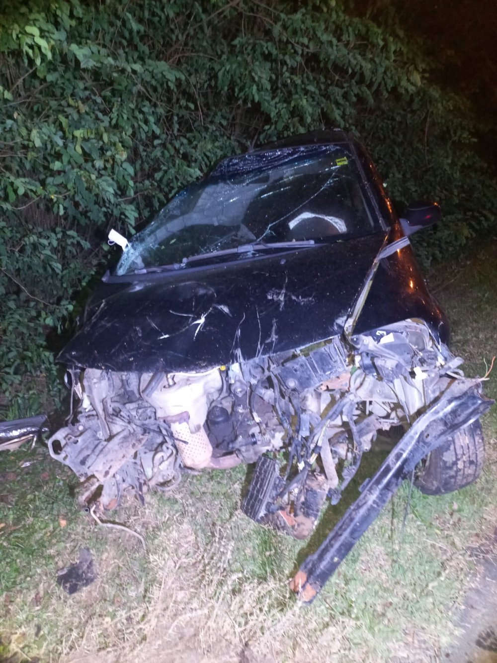 Carro fica destruído após motorista sair da pista e bater contra poste de iluminação em Penha