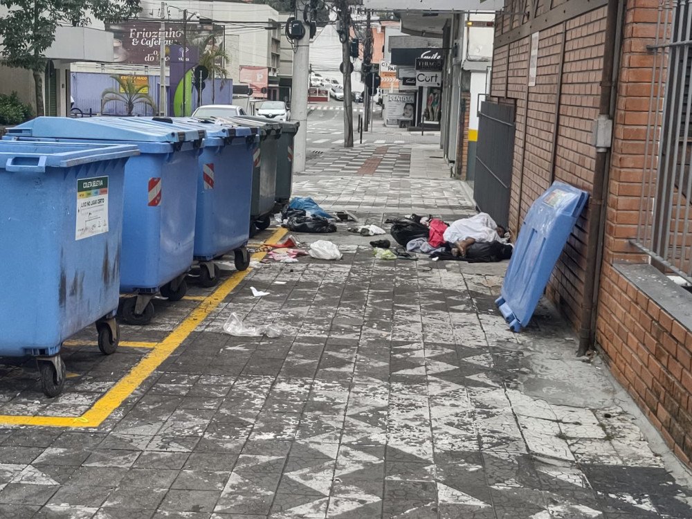 Problema social: Vídeo mostra morador de rua dormindo em meio ao lixo em Blumenau