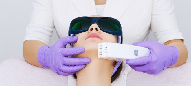 Mulher que teve rosto queimado após depilação a laser será indenizada no Estado