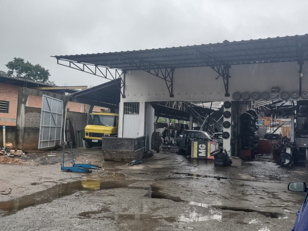 Incêndio atinge borracharia no início da manhã desta terça-feira em Blumenau