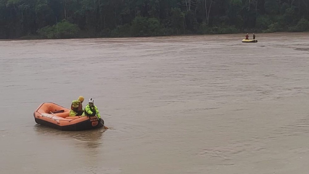 Bombeiros trabalham para encontrar pai e filho desaparecidos no Rio Itajaí-Açu em Indaial