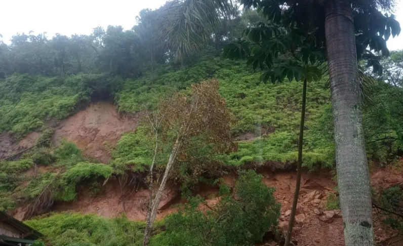 Deslizamento de terra atinge casa em Balneário Camboriú