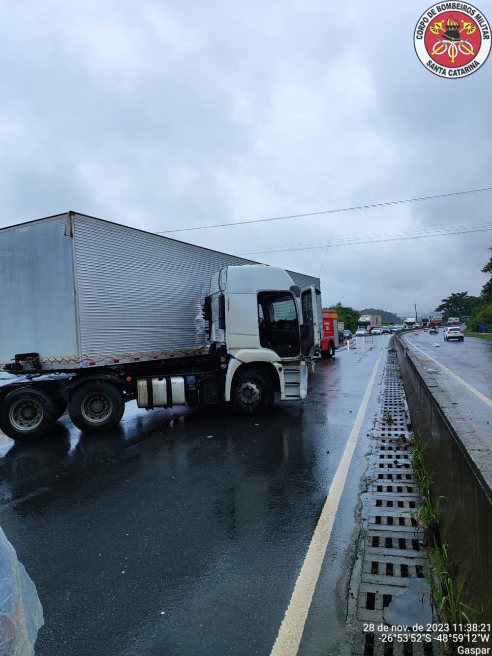 Caminhão bate na mureta de proteção da BR-470 em Gaspar e uma pessoa fica ferida