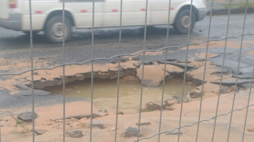 Cratera se abre em rua de Blumenau e causa transtornos